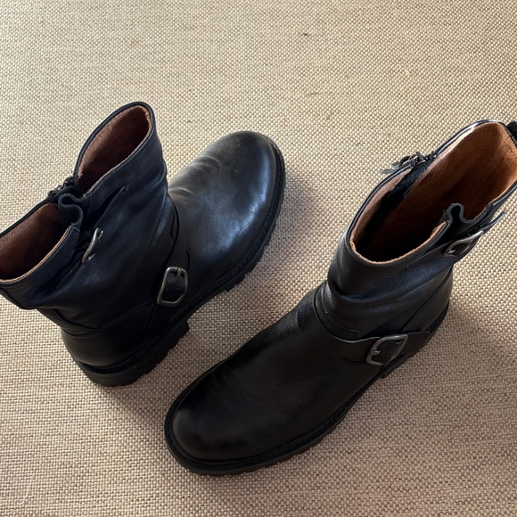 SOFFT brand Leather Zip-Back Ankle Boots - Picture 6 of 9